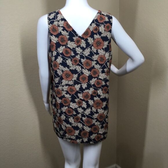 Pleione Crepe V-Neck Tank (A6) - Picture 2 of 5